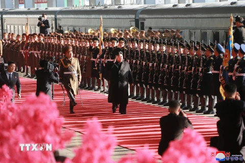Nhà lãnh đạo Triều Tiên Kim Jong-un (giữa) tại nhà ga ở Bình Nhưỡng trước khi khởi hành tới Hà Nội. (Nguồn: THX/TTXVN)