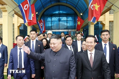 Chủ tịch Triều Tiên Kim Jong-un vẫy tay chào nhân dân Việt Nam. (Ảnh: Nhan Sáng/TTXVN) 
