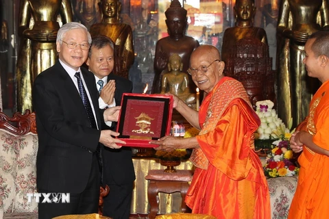 Tổng Bí thư, Chủ tịch nước Nguyễn Phú Trọng và Đại tăng thống Tep Vong trao tặng phẩm. (Ảnh: Trí Dũng/TTXVN)