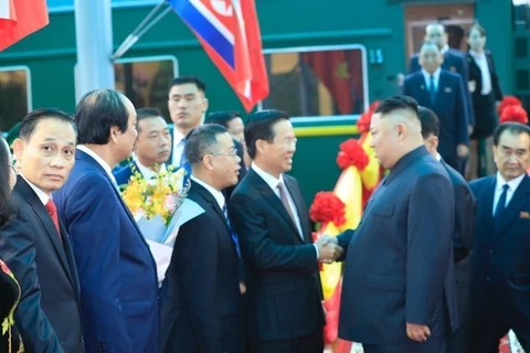 Video lễ đón Chủ tịch Triều Tiên Kim Jong-un ở ga Đồng Đăng