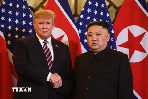 [Video] Tổng thống Mỹ Trump bắt tay Chủ tịch Triều Tiên Kim Jong-un