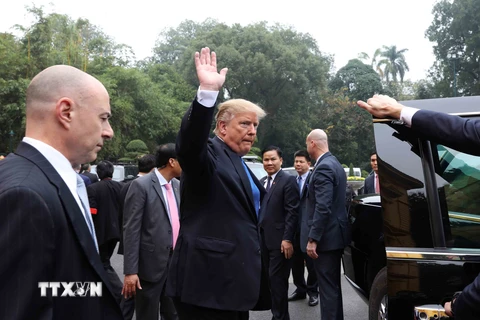 Tổng thống Mỹ Donald Trump chào các thành viên đoàn Việt Nam sau buổi gặp Tổng Bí thư, Chủ tịch nước Nguyễn Phú Trọng. (Ảnh: Phương Hoa/TTXVN)