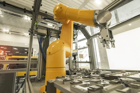Cánh tay robot làm việc trong một nhà máy. (Nguồn: Getty Images)