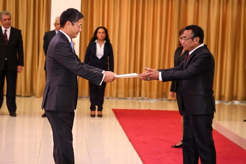 Đại sứ Phạm Vinh Quang trình Quốc thư lên Tổng thống Timor Leste, Francisco Guterres Lú Olo. (Nguồn: Đại sứ quán Việt Nam tại Indonesia)