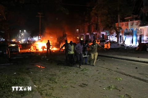 Nhân viên cứu hộ chuyển nạn nhân bị thương trong vụ đánh bom ở Mogadishu, Somalia, ngày 28/2. (Nguồn: AFP/TTXVN)