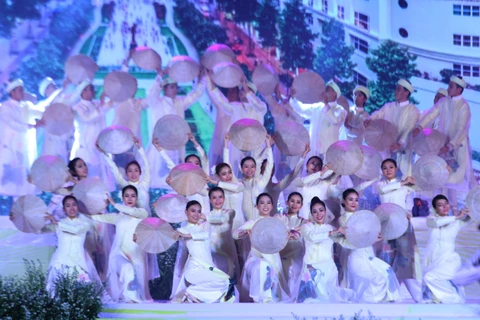 Tiết mục biểu diễn chào mừng Lễ hội Áo dài Thành phố Hồ Chí Minh lần 6 - 2019. (Ảnh: Gia Thuận/TTXVN)