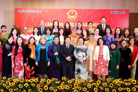 Chủ tịch Quốc hội Nguyễn Thị Kim Ngân và các đại biểu chụp ảnh lưu niệm tại buổi gặp mặt. (Ảnh: Trọng Đức/TTXVN)
