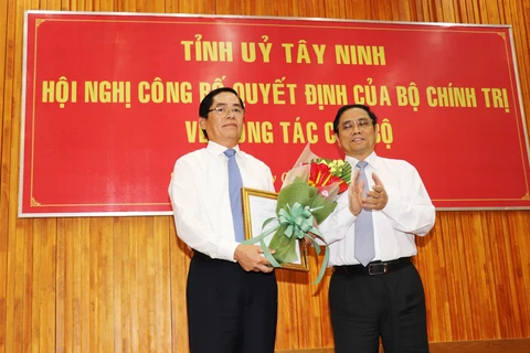 Trưởng Ban Tổ chức Trung ương Phạm Minh Chính (bên phải) trao Quyết định của Bộ Chính trị chỉ định ông Phạm Viết Thanh giữ chức vụ Bí thư Tỉnh ủy Tây Ninh. (Ảnh: Lê Đức Hoảnh/TTXVN)