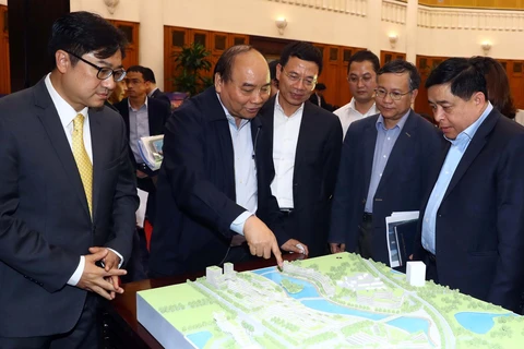 Thủ tướng Nguyễn Xuân Phúc và các đại biểu xem mô hình Trung tâm đổi mới sáng tạo quốc gia. Ảnh: Thống Nhất/TTXVN)