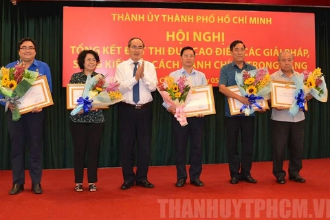 Bí thư Thành ủy Thành phố Hồ Chí Minh Nguyễn Thiện Nhân trao Bằng khen trao các đơn vị. (Nguồn: hcmcpv.org.vn)