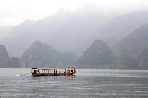 Tìm kiếm hai người mất tích do lật thuyền ở lòng hồ thủy điện Sơn La