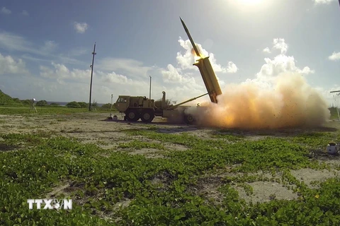 Ảnh tư liệu: Tên lửa đánh chặn được phóng thử từ Hệ thống phòng thủ tên lửa tầm cao giai đoạn cuối (THAAD) trên đảo Wake, Mỹ ngày 1/11/2015. (Nguồn: AFP/ TTXVN).