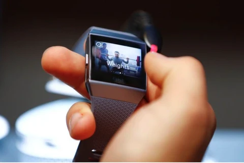Một mẫu đồng hồ thông minh của Fitbit. (Nguồn: Reuters)