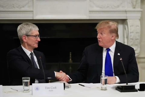 Tổng thống Donald Trump và CEO Apple Tim Cook tại cuộc họp ở Nhà Trắng ngày 6/3. (Nguồn: AP)