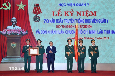 Thủ tướng Nguyễn Xuân Phúc trao tặng Huân chương Hồ Chí Minh cho Học viện Quân Y. (Ảnh: Thống Nhất/TTXVN)
