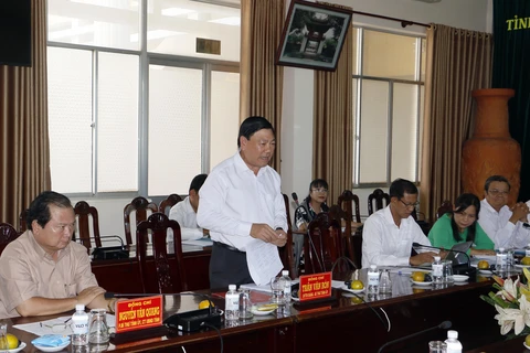 Bí thư Tỉnh ủy Vĩnh Long Trần Văn Rón phát biểu tại buổi tiếp xúc, đối thoại. (Ảnh: Phạm Minh Tuấn/TTXVN)