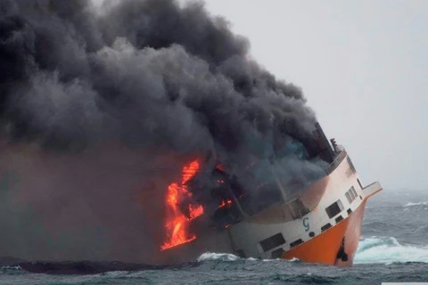 Tàu chở hóa chất của Italy bị cháy nổ và chìm tàu ngoài khơi Đại Tây Dương. (Nguồn: AFP)