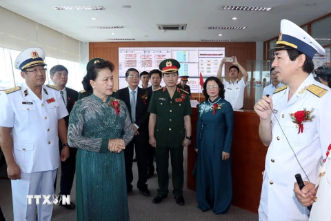Chủ tịch Quốc hội Nguyễn Thị Kim Ngân tham quan Phòng chỉ huy điều hành của Tổng Công ty Tân cảng Sài Gòn. (Ảnh: Trọng Đức/TTXVN)