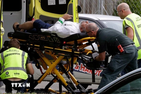 Chuyển nạn nhân bị thương tại hiện trường vụ nổ súng ở Christchurch, New Zealand, ngày 15/3/2019. (Nguồn: Reuters/TTXVN)