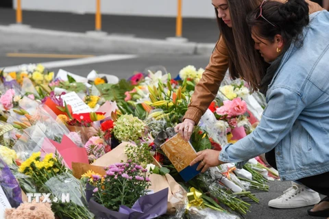 Đặt hoa tưởng niệm các nạn nhân vụ xả súng ở Christchurch, New Zealand, ngày 16/3. (Nguồn: THX/TTXVN)