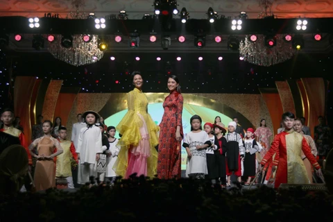 Hoa hậu Hoàn vũ H'Hen Nie tại đêm bế mạc lễ hội Áo dài Thành phố Hồ Chí Minh lần 6-2019. (Ảnh: Thanh Vũ/TTXVN)