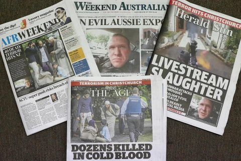 Các tờ báo chính của Australia đưa tin về vụ xả súng tại 2 đền thờ Hồi giáo ở Christchurch,New Zealand. (Nguồn: AFP/TTXVN)