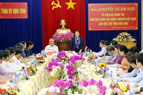 Chủ tịch Quốc hội Nguyễn Thị Kim Ngân và Đoàn công tác đã làm việc với lãnh đạo chủ chốt tỉnh Kon Tum. (Ảnh: Trọng Đức/TTXVN)