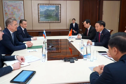Tổng thống Bashkortostan Radiy Khabirov tiếp Đại sứ Việt Nam Tại Nga Ngô Đức Mạnh. (Ảnh: Tâm Hằng/TTXVN)