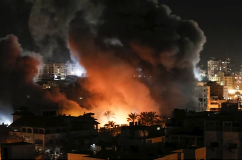 Khói bốc lên ở một khu nhà ở Gaza sau khi bị Israel không kích ngày 25/3. (Nguồn: AFP)