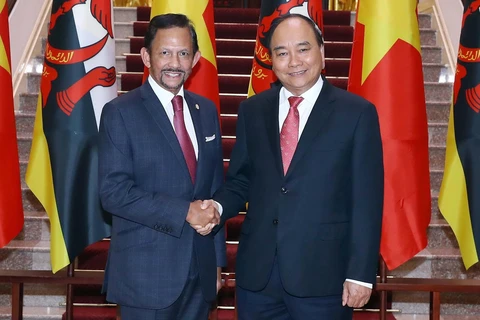 Thủ tướng Nguyễn Xuân Phúc đón, hội kiến với Quốc vương Brunei Darussalam Sultan Haji Hassanal Bolkiah. (Ảnh: Thống Nhất/TTXVN)