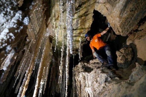 Một nhà thám hiểm bên trong hang Malham. (Nguồn: AFP)