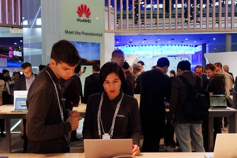Khách hàng xem các sản phẩm của Huawei trưng bày tại Hội nghị Di động Thế giới 2019 ở Barcelona, Tây Ban Nha ngày 25/2. (Nguồn: THX/TTXVN)