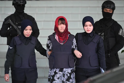 Cảnh sát áp giải Đoàn Thị Hương (giữa) rời Tòa Thượng thẩm Shah Alam ở ngoại ô Kuala Lumpur, Malaysia, ngày 14/3/2019. (Nguồn: AFP/ TTXVN)