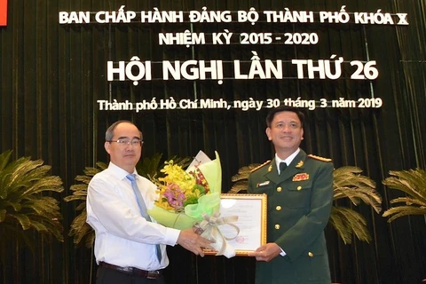 Bí thư Thành ủy TPHCM Nguyễn Thiện Nhân trao quyết định cho Đại tá Nguyễn Trường Thắng. (Nguồn: .hcmcpv.org.vn)