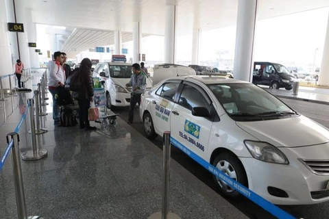 Xử lý 12 đối tượng chèo kéo khách đi taxi "dù" ở sân bay Nội Bài