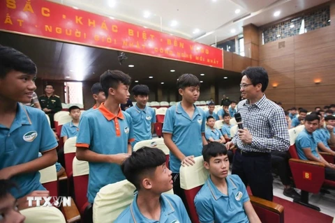 Phó Thủ tướng Vũ Đức Đam nói chuyện thân mật với các học viên trẻ tại Trung tâm thể thao Viettel. (Ảnh: Trọng Đạt/TTXVN)