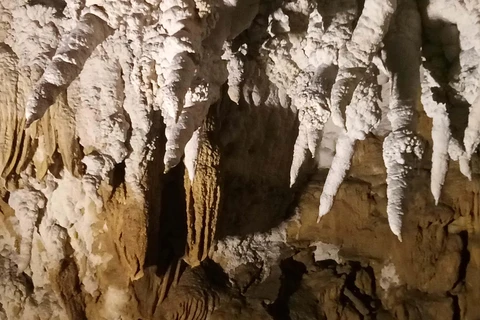 Vẻ đẹp kỳ thú của những nhũ đá trên vách trong hang động Huổi Cang. (Ảnh: Xuân Tiến/TTXVN)
