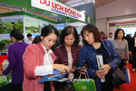 Du khách chọn cho mình những tour du lịch thích hợp tại hội chợ VITM 2019.. (Ảnh: Thành Đạt/TTXVN)