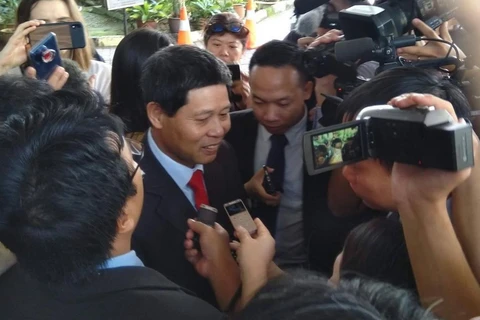 Đại sứ Việt Nam tại Malaysia Lê Quý Quỳnh trả lời phỏng vấn báo chí ở Tòa Thượng thẩm Shah Alam. (Ảnh: Hà Ngọc/TTXVN)