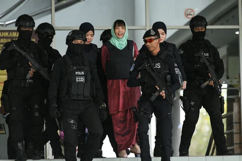 Cảnh sát áp giải nghi can Đoàn Thị Hương (giữa) rời Tòa thượng thẩm Shah Alam ở ngoại ô Kuala Lumpur, Malaysia sau phiên xét xử, ngày 1/4/2019. (Nguồn: AFP/TTXVN)