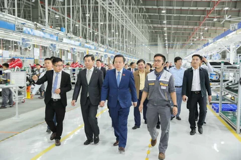 Phó Chủ tịch Quốc hội Phùng Quốc Hiển và đoàn công tác thăm nhà máy VinFast. (Ảnh: PV/Vietnam+)