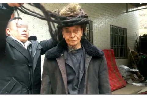 Ông Ake Yizheng, người sở hữu mái tóc dài tới 5,5 mét. (Nguồn: odditycentral.com)