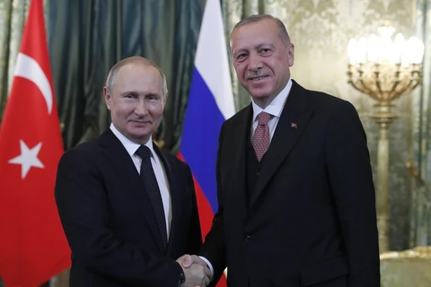 Tổng thống Nga Vladimir Putin (trái) và người đồng cấp Thổ Nhĩ Kỳ Tayyip Erdogan (phải) tại cuộc gặp ở Moskva, Nga ngày 8/4. (Nguồn: AFP/TTXVN)