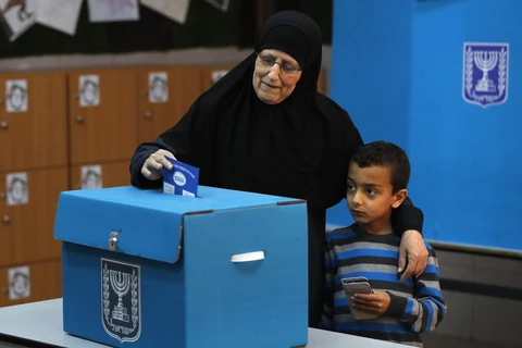 Cử tri Israel bỏ phiếu tại điểm bầu cử ở thị trấn Taiyiba ngày 9/4/2019. (Nguồn: AFP/TTXVN)