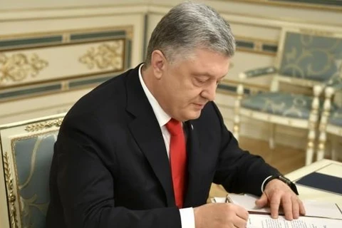 Tổng thống Ukraine Petro Poroshenko ký sắc lệnh. (Nguồn: ukrinform.net)