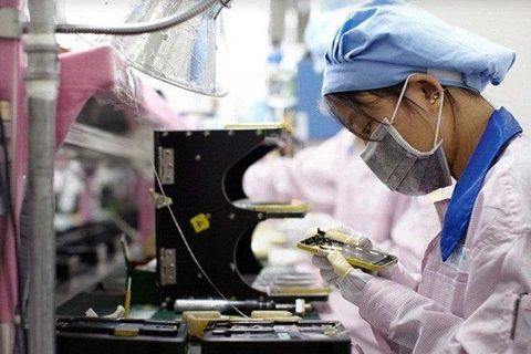 Công nhân Foxconn trong dây chuyền sản xuất lắp ráp iPhone. (Nguồn: 9to5mac.com)
