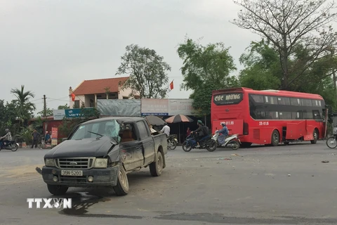Hiện trường vụ tai nạn giao thông ở cầu Gián Khẩu (huyện Hoa Lư, Ninh Bình) ngày 12/4. (Ảnh: Minh Đức/TTXVN)