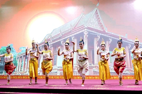Múa chào mừng Tết Chôl Chhnăm Thmây của đồng bào Khmer tại Sóc Trăng. (Ảnh: Trung Hiếu/TTXVN)