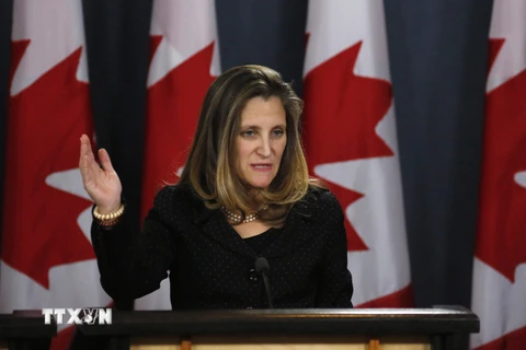 Ngoại trưởng Canada Chrystia Freeland phát biểu tại một cuộc họp báo ở Ottawa. (Nguồn: AFP/TTXVN)