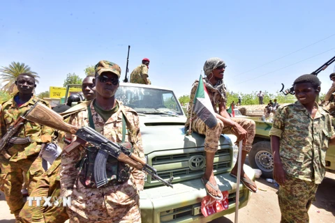 Binh sỹ quân đội Sudan gác gần khu vực trụ sở Bộ Quốc phòng ở thủ đô Khartoum ngày 15/4. (Nguồn: AFP/TTXVN)